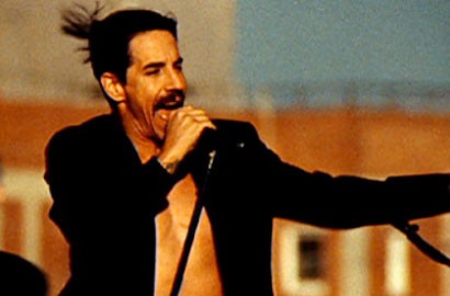 Video Musik: Red Hot Chili Peppers Mainkan 'Adventures of Raindance Maggie' Dari Atap Gedung