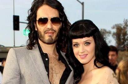 Russell Brand Tertangkap Kamera Cium Wanita Lain