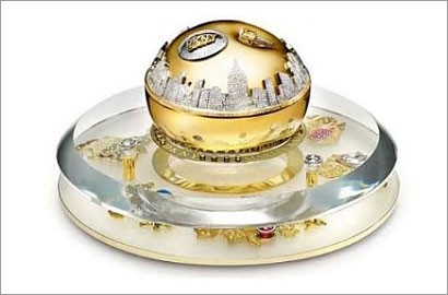DKNY Buat Botol Parfum Berbalutkan Perhiasan Mahal