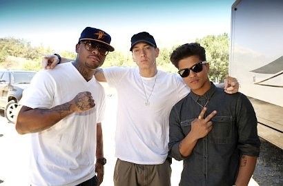Video Musik: Bad Meets Evil Ajak Bruno Mars Berkolaborasi di 'Lighters'