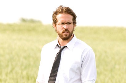 Trailer: Ryan Reynolds Sembunyi di Balik Bayangan Julia Roberts di 'Fireflies in the Garden'