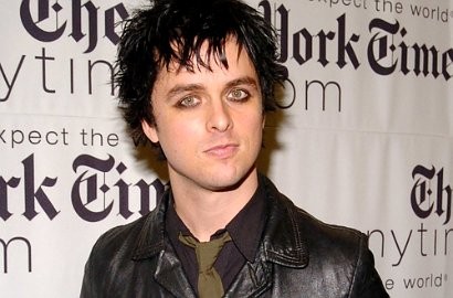 Vokalis Green Day Diusir dari Pesawat Karena Celana Melorot