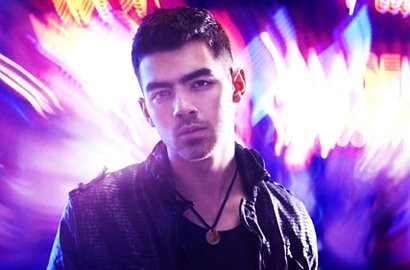 Teaser: Joe Jonas Ekspresikan Cinta di Cuplikan Video Musik 'Just in Love'
