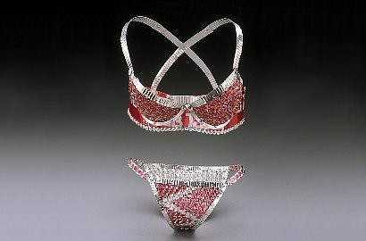 Seniman Inggris Buat Lingerie Dari Kaleng Soda