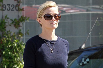 Reese Witherspoon Masuk Rumah Sakit Karena Ditabrak Mobil
