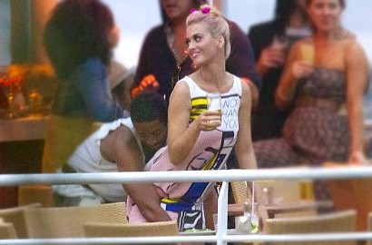 Katy Perry Bersikap Mesra dengan Penari Latarnya Sendiri
