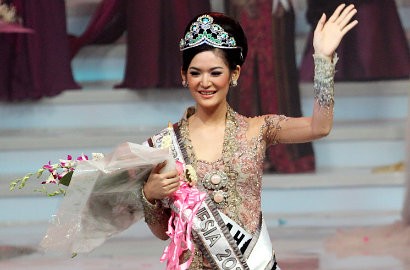 Maria Selena Dinobatkan Menjadi Puteri Indonesia 2011