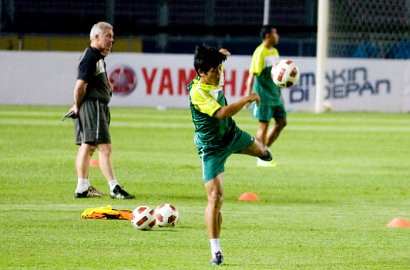Wim Rijsbergen Pasang Delapan Pemain Depan Untuk Gempur Pertahanan Qatar