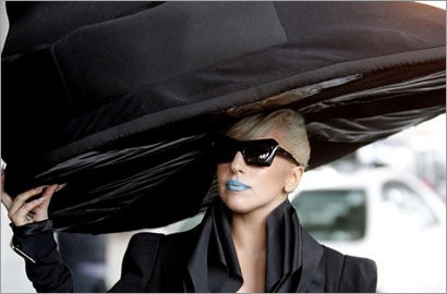 Topi-Topi Unik Raksasa Lady GaGa di Video Musik 'Marry the Night'