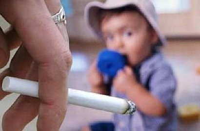Ibu di Rumania Ajarkan Putrinya Berusia 2 Tahun Merokok
