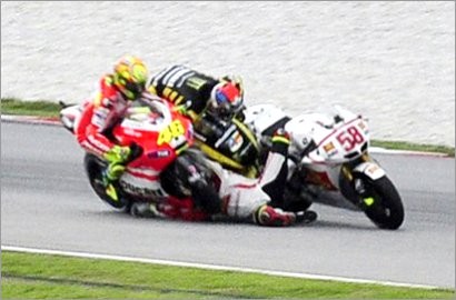 Valentino Rossi Juga Melindas Marco Simoncelli