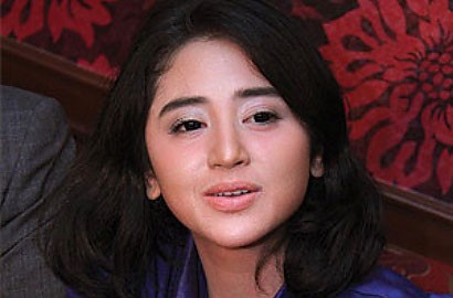 Dewi Persik Dapat Berlian Rp 1 Milliar Karena 'Pacar Hantu Perawan'