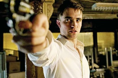 Robert Pattinson Todongkan Senjata di Foto Terbaru 'Cosmopolis'