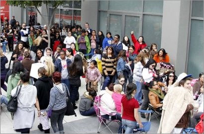 Ribuan Twi-hard Berkemah Untuk Premiere 'The Twilight Saga's Breaking Dawn Part I'
