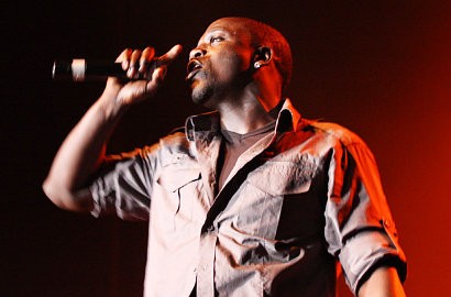 Akon Nyanyi di Dalam Bola Raksasa Saat Konser di Jakarta