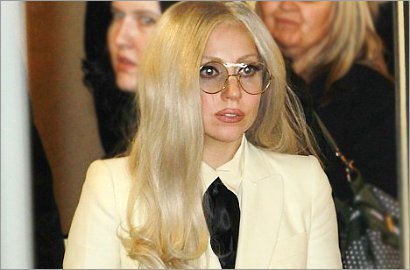 Lady GaGa Nekat Kenakan Busana Tanpa Celana Saat Berada di London