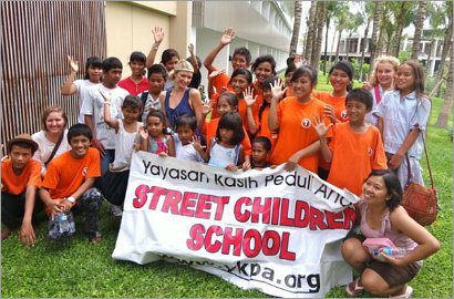Paris Hilton Ajak Masyarakat Dunia Peduli Anak Yatim Piatu di Bali
