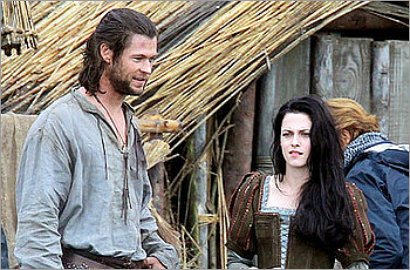 Kristen Stewart Akui Dekat dengan Chris Hemsworth di Lokasi Syuting 'Snow White'