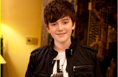 Greyson Chance Dihadiahi Wayang Golek Saat Manggung di Jakarta