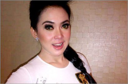 David Beckham Beri Tanda Tangan di 'Dada' Syahrini