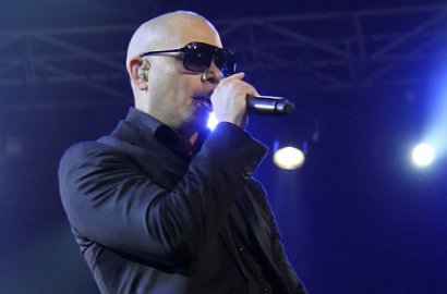 Konser Singkat Pitbull Sukses Goyang Fans Jakarta