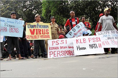 Djohar Arifin Minta Suporter Persipura Jangan Ngamuk pada PSSI