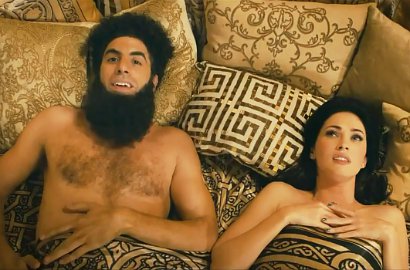 Sacha Baron Cohen Tiduri Megan Fox di Trailer 'The Dictator'