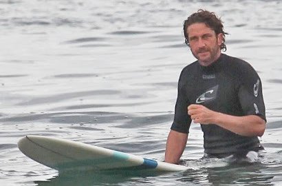 Gerard Butler Tersapu Ombak Saat Syuting Adegan Surfing