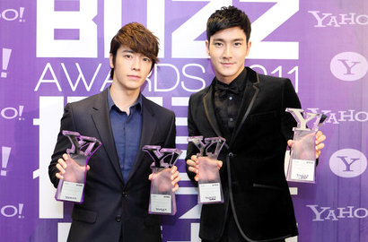 Super Junior Borong 4 Trofi di Yahoo Asia Buzz Awards 2011