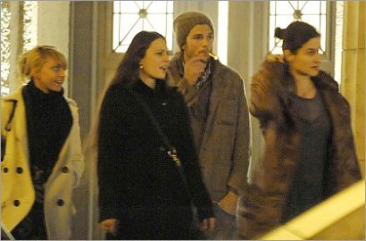 Ashton Kutcher Bantah Pacaran dengan Wanita Mirip Demi Moore