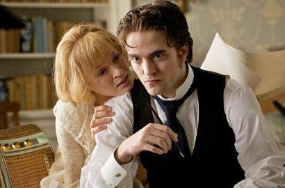 Uma Thurman: Sayang Kulit Robert Pattinson Tak Bersinar Seperti di 'Twilight'