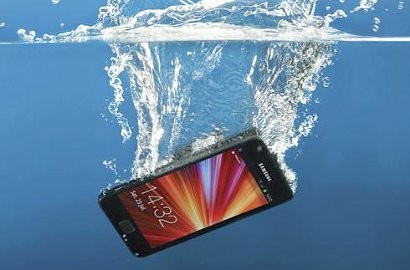 Samsung dan Apple Kembangkan Teknologi Smartphone Anti Air