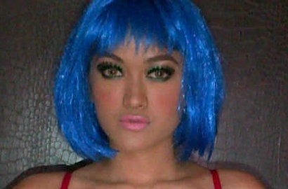 Julia Perez Pamerkan Bra Dispenser Terilhami Katy Perry