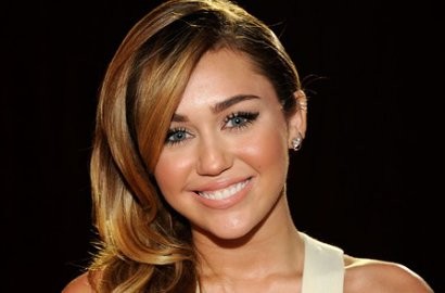 Miley Cyrus Cuek Walau Foto Kue 'Penis' Beredar