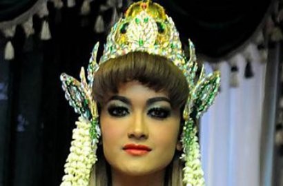 Julia Perez Masih Harus Lakoni Ritual Mahkota Ular