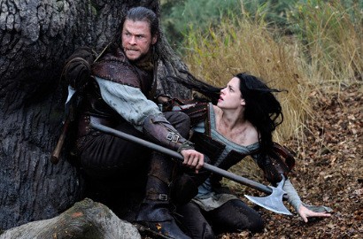 Aksi Tempur Kristen Stewart dan Chris Hemsworth di 'Snow White'