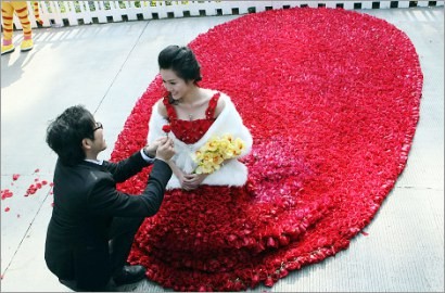 Pria China Lamar Kekasih dengan Gaun dari 9.999 Mawar Merah