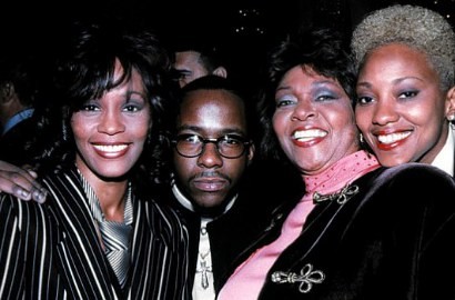 Whitney Houston Diisukan Lesbian