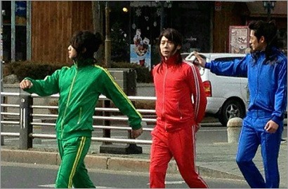 Kostum Konyol Micky Yoochun di 'Rooftop Prince' Dijuluki Power Rangers