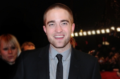 Robert Pattinson Merasa Terlalu Tua Bintangi Lanjutan 'Breaking Dawn'