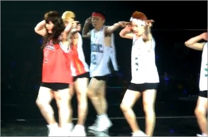 Shindong Cewek Jadi-Jadian di Konser 'Super Show 4' Singapura