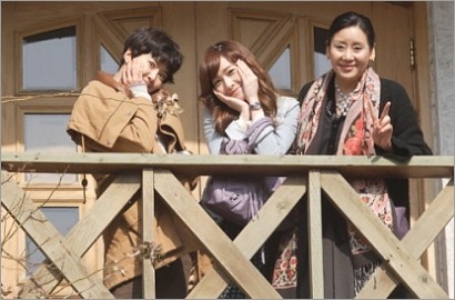 Pose Imut Jessica SNSD dan  Lee Si Young Saat Syuting 'Wild Romance'