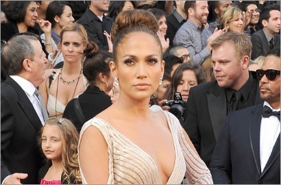 Jennifer Lopez Ikut Meriahkan Red Carpet Oscar 2012
