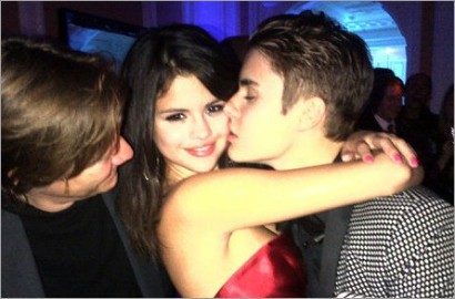 Justin Bieber Hujani Selena Gomez Ciuman di Pesta Ultah ke-18