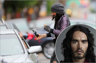 Russell Brand Dituntut Gara-Gara Lempar Ponsel Paparazzi