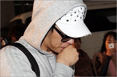Micky Yoochun Menangis Saat Tiba di Korea Selatan