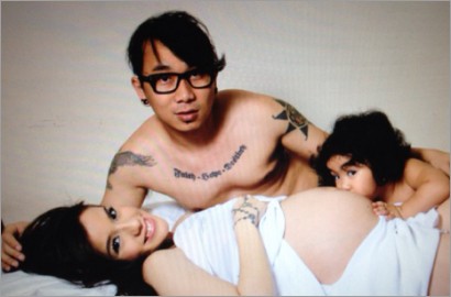 Sheila Marcia Pose Seksi Pamerkan Kehamilan Kedua