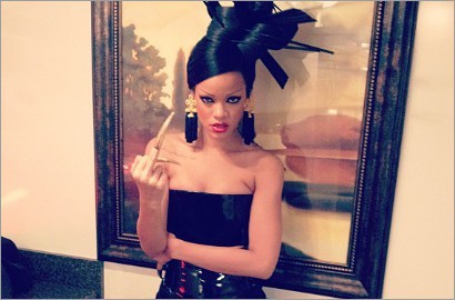 Rihanna Jadi Geisha Preman Sambil Acungkan Jari Tengah