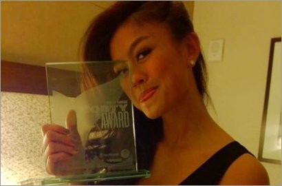 Agnes Monica Pamerkan Piala Kemenangan Shorty Awards 2012