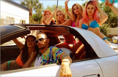 James Franco Bersenang-Senang dengan Selena Gomez di 'Spring Breakers'